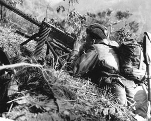 1953년 한국에서 미군 병사가 삼각대에 장착된 M1919A4로 조준하고 있다.