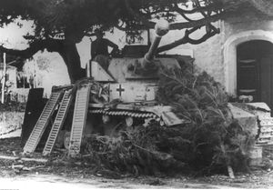 1944년, 이탈리아 전선에서 나무 캐노피 아래 위장된 4호 전차 Ausf. H.