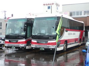 이수즈 갈라 (왼쪽), 히노 셀레가 (오른쪽)