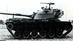 1959년 7월 2일 크라이슬러가 완성한 M60 생산 파일럿 1호. 포탑에 장착된 받침대형 M2HB 기관총에 주목하십시오. 포탑은 전차의 뒤쪽으로 회전되어 있습니다.