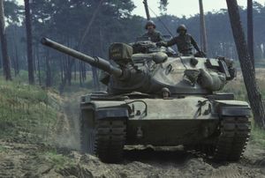 1975년 야전 훈련 중인 M60A1 전차. 이 변형에 사용된 새로운 포탑의 더 길어진 모양에 주목.