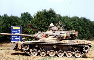 리포저 82 훈련에 배치된 미 육군 M60A3. 포탑 상부 후면에 위치한 새로운 M21 사격 통제 장치의 센서 마스트는 이전 모델과 구별되는 특징 중 하나이다.