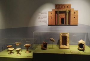 성서 박물관에 전시된 솔로몬 성전 재건 제안 (2013), 키르벳 케이야파에서 발견된 기원전 10세기의 신사 모델을 기반으로 함