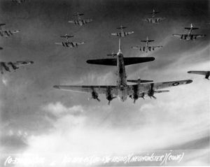B-17 플라잉 포트리스가 398th Air Expeditionary Group에서 1945년 4월 13일 독일 노이뮌스터로 폭격 임무를 수행하고 있다. 3주 후인 5월 8일 나치 독일이 항복하고 유럽 전승 기념일이 선포되었다.