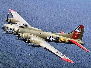 복원된 B-17G, Nine-O-Nine(승무원 손실 없이 140번의 임무를 완수한 제91 폭격단의 323 비행대 소속 폭격기)의 외형, 제1 전투 폭격 비행단 "Triangle-A" 꼬리 코드