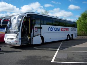 내셔널 익스프레스 코치 내셔널 익스프레스 카에타노 레반테 차체 Scania K340EB 6x2 (2009년 5월 메트로센터 버스 랠리에서 휠체어 리프트 포함)