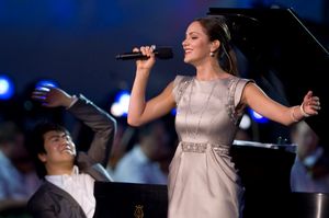 랑랑과 가수 캐서린 맥피가 2009년 5월 24일 미국 워싱턴 D.C.에서 열린 국립 현충일 기념 콘서트에서 공연하고 있다.