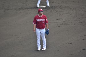 아사무라 히데토는 이글스의 1차전 승리에서 2개의 솔로 홈런을 기록했다.