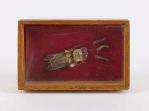 르클레르의 B-25 미첼 추락 사고에서 나온 램프 조각