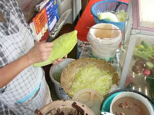 샐러드 준비 과정에서 얇게 썰린 덜 익은 파파야.