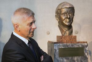 2014년 3월 바르샤바 증권 거래소에서 자신이 제작한 청동 조각상(폴란드 경제 영광의 전당)을 공개하는 모습