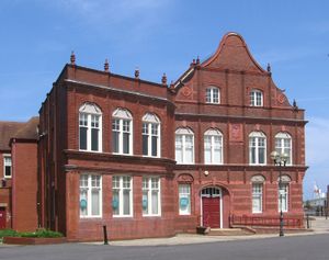 교회 광장의 시립 건물: 1889년부터 웨스트 하틀풀 자치구 의회의 본부였으며, 1967년부터 확대된 하틀풀 자치구 의회의 본부로 사용되었다. 1970년대에 빅토리아 로드의 새로운 시민 센터로 대체되었다.