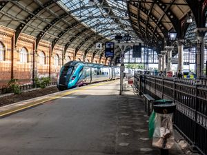 달링턴 역에서 출발하는 트랜스페닌 익스프레스 열차