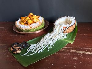 코코넛 밀크에 담긴 쌀국수를 바나나 잎에 담아 잭프루트 마살라와 함께 제공