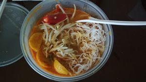 말레이시아 카장의 한 호텔에서 제공되는 카레 쌀국수. 카레 쌀국수에는 어묵, 붉은 고추, 녹두, 두부, 팔각, 정향이 들어있다.