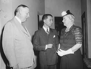 태국 정부 고문 외교 자문관인 엘든 R. 제임스 박사와 세니 쁘라못