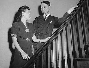 세니 쁘라못과 그의 아내. 이 사진은 1944년에 촬영되었다.