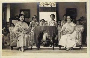 새 여왕과 태국 왕실: 시리낏 왕비(왼쪽), 갈야니 바다나 공주(중앙), 헴바디 공주, 아돈딥야니바 공주, 람파이 바르니 왕비(오른쪽) 1950년