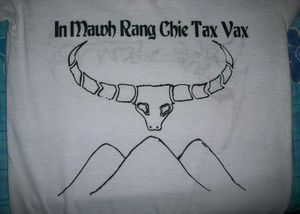 티셔츠에 와족 문자 및 문화 기호