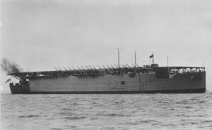 1920년대의 아거스. 비행 갑판 위에 접이식 조타 함교가 보인다. 함미 양쪽에서 연기가 배출되며, 측면에는 착함 시 항공기의 추락을 막기 위한 접이식 울타리(파리세이드)가 설치되어 있다.