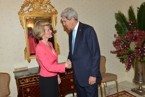 줄리 비숍과 미국 국무부 장관 존 케리