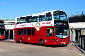 Go-Ahead London 소속의 볼보 B9TL 차량이 2023년 8월 히드로 공항에서 SL7 노선을 운행하는 모습. 현재 런던 버스 네트워크에서 가장 긴 노선이다.