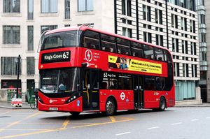 Transport UK London Bus 소속의 전기 알렉산더 데니스 Enviro400EV 차량이 2023년 12월 루드게이트 서커스에서 63번 노선을 운행하는 모습.