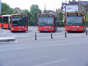 루트 38 종점의 클래프턴 폰드, 라운드어바웃에서