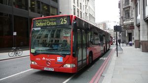 시티 리든홀 부근을 주행 중인 런던 버스 유수의 장거리 노선 루트 25