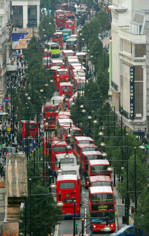 교통 체증이 심한 런던 중심부 옥스퍼드 스트리트