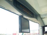 런던 유나이티드 스카니아 옴니시티의 2층부 전면.* 위: iBus 디스플레이에 경로 번호 및 목적지 (Southall Town Hall까지 482)가 표시된다.* 밑: CCTV에서 실시간 화면이 표시된다.