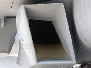 S-덕트와 유사한 공기 흡입구는 레이더파로부터 엔진 블레이드를 부분적으로 가립니다.