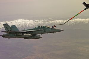 2009년 아프가니스탄 상공에서 급유 중인 F/A-18F