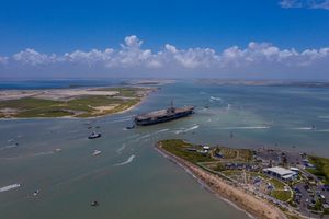 2022년 5월 31일 예인선 Michele Foss에 의해 텍사스주 사우스 파드레 아일랜드 남단을 지나 예인되는 키티호크.