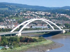 시티 브리지는 리버 유스크를 가로질러 서던 디스트리뷰터 로드의 일부를 형성한다.