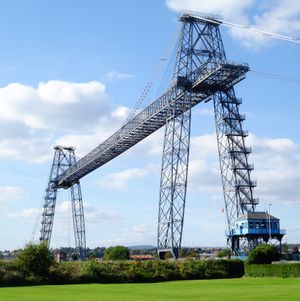 1906년에 개통된 뉴포트 수송 다리