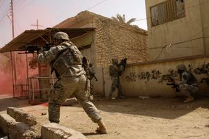 제1 기병사단 병사들이 2007년 3월 14일 바쿠바 전투에서 반군과 교전하고 있다.