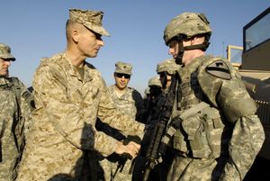 제1기병사단의 SSI를 착용한 병사가 미국 합참의장 피터 페이스 장군과 대화하고 있다