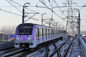 10호선 열차가 지롱루역에 정차해 있다.