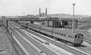 1959년 네스던 차량기지를 통과하는 T 스톡 열차