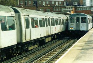 레이너스 레인 역의 A 스톡 차량