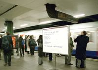 모어게이트 역의 안내판. 메트로폴리탄 선에 역을 통과하는 열차가 있음을 알리고 있다. 안내판의 "통과역"은 운행 형태에 따라 바뀐다.