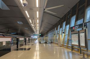 캔버라 역, 인필 역으로 노스-사우스 선에 위치