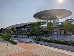 싱가포르의 엑스포 MRT 역 (Expo MRT station)은 스테인리스 스틸로 덮인 지름 40미터의 독특한 원반으로 설계되어, 매표소를 보호하고 역 입구를 표시한다.