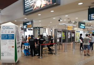 Tampines MRT 역에서 볼 수 있는 공항 스캐너 및 보안.