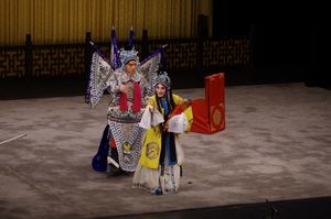 미부인이 자결하기 전 조운에게 말을 건네는 모습. 2015년 5월 3일 중국 상하이 톈찬 극장에서 상하이 경극원의 경극 공연.