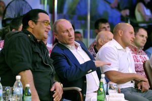 시걸과 블라디미르 푸틴이 2012년 8월 러시아 무술 선수권 대회에 참석