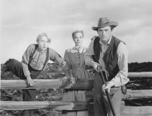 클로드 자먼 주니어(가운데)와 제인 와이먼, 그레고리 펙이 출연한 영화 The Yearling(1946)