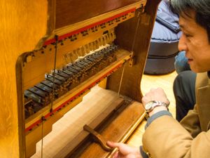 첼레스타 내부. 펠트로 감싼 해머가 금속판을 때려 소리가 난다.