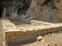 라스 요새 기슭 절벽에 있는 성 미카엘 대천사 동굴 수도원 교회의 유적.